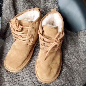 Kids uggs Neumel  chestnut color worn twice😊 sz2